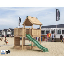 Aire de jeux avec toboggan en bois sur la plage