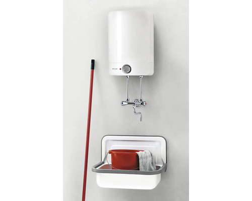 Scène avec un chauffe-eau, un seau de nettoyage et une serpillière