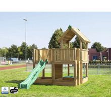 Aire de jeux avec toboggan en bois dans le jardin