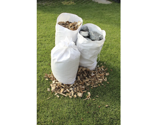 Trois sacs de paillis d''écorce et de pierres sur une pelouse
