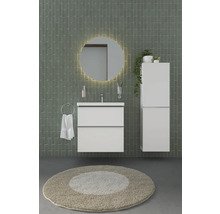 Badezimmer mit Waschbeckenunterschrank, Spiegelschrank, Handtuch und Teppich