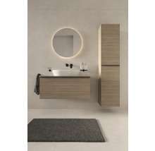 Modernes Badezimmer mit Waschtisch, rundem Spiegel mit Beleuchtung und Hochschrank