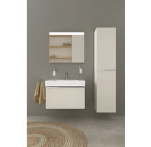 Badezimmer mit Waschtisch, Spiegel und Hochschrank