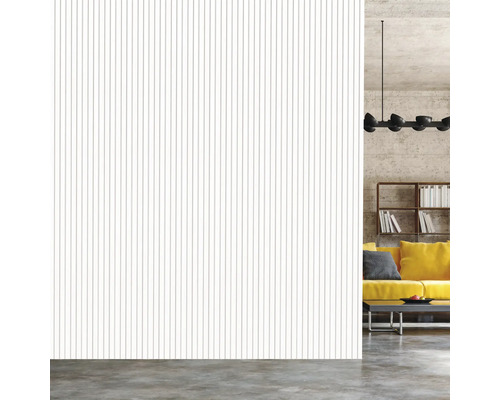 Intérieur avec lambris à rayures, canapé et bibliothèque