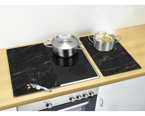 Herdabdeckplatten mit Marmoroptik, Kochtopf und Messer auf einer Küchenzeile