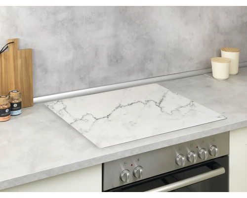 Herdabdeckplatte mit Marmoroptik auf einem Küchenherd