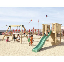 Aire de jeux sur la plage avec balançoire et toboggan pour enfants