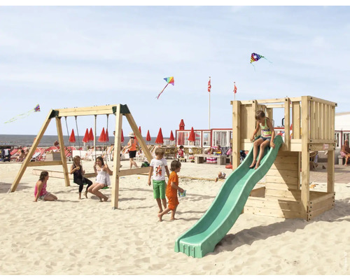 Aire de jeux sur la plage avec balançoire et toboggan pour enfants