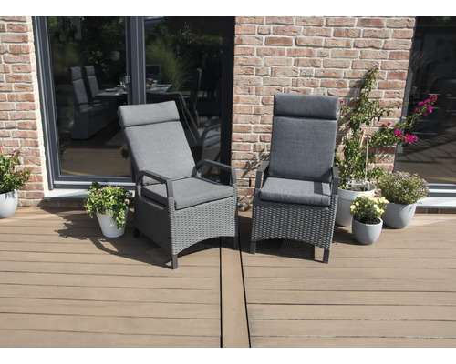 Deux chaises de jardin en rotin avec hauts dossiers et coussins