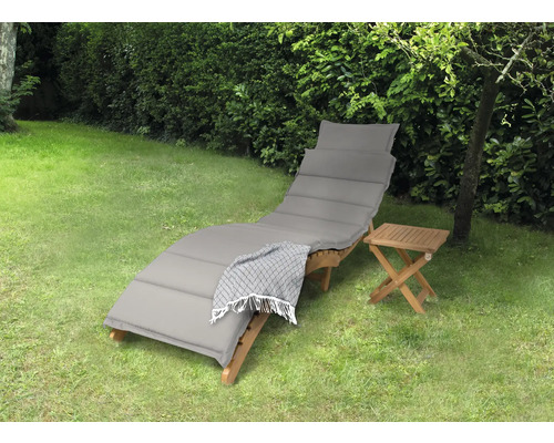 Bain de soleil Catania de bellavista - Home & Garden Scène de jardin avec une chaise longue en bois, un coussin et une table d''appoint
