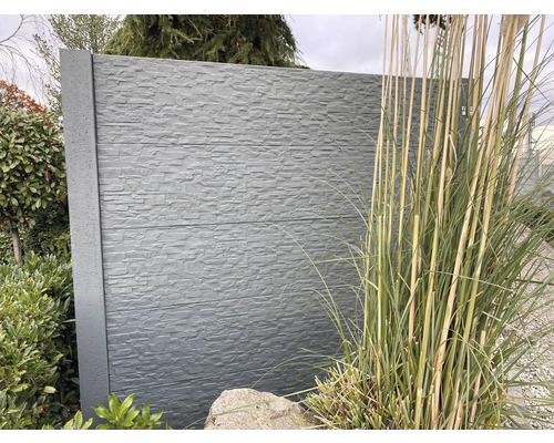 Clôture de jardin avec motif de pierre et végétation