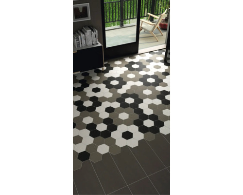 Scène d''intérieur avec des carreaux de sol hexagonaux de différentes couleurs