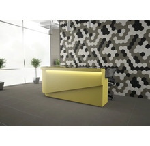 Espace de réception lumineux avec comptoir jaune et carrelage mural hexagonal
