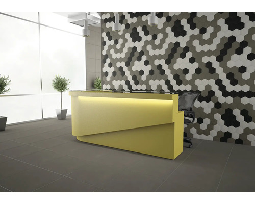 Espace de réception lumineux avec comptoir jaune et carrelage mural hexagonal