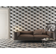 Salon avec carrelage hexagonal au mur et au sol, canapé marron et table d''appoint