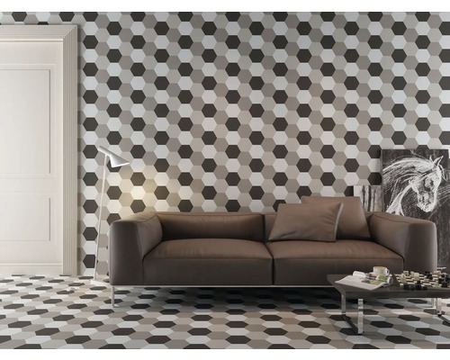 Salon avec carrelage hexagonal au mur et au sol, canapé marron et table d''appoint