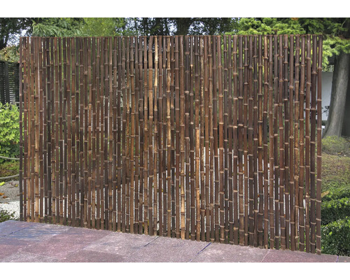 Clôture de confidentialité en bambou dans le jardin