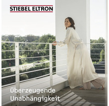 Logo Stiebel Eltron. Femme appuyée sur un balcon.