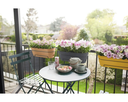 Balcon décoratif avec jardinières, table et chaise pour une ambiance conviviale