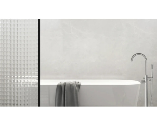 Modernes Badezimmer mit freistehender Badewanne und Mosaikdusche