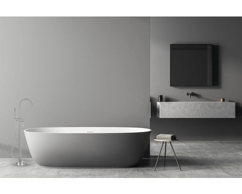 Badezimmer mit freistehender Badewanne, Waschtisch und Spiegel