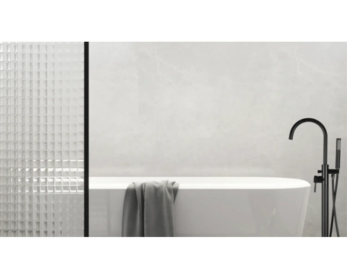 Salle de bains avec baignoire îlot, robinetterie et carreaux de verre