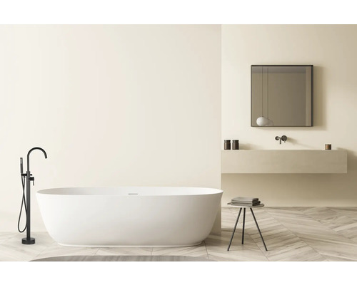 Salle de bain avec baignoire îlot, robinetterie noire, meuble-lavabo et miroir