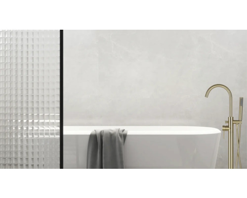 Modernes Badezimmer mit freistehender Badewanne, goldener Armatur und strukturierten Fliesen