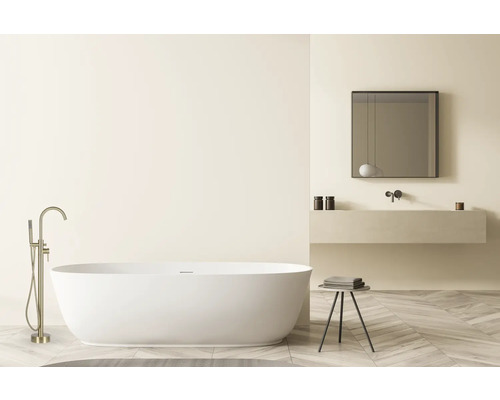 Modernes Badezimmer mit freistehender Badewanne, Waschtisch und Spiegel