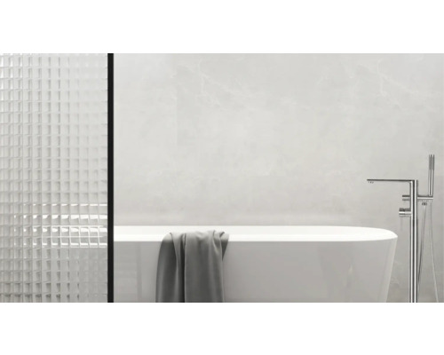 Badezimmer mit freistehender Badewanne, Armatur und strukturierten Glasfliesen