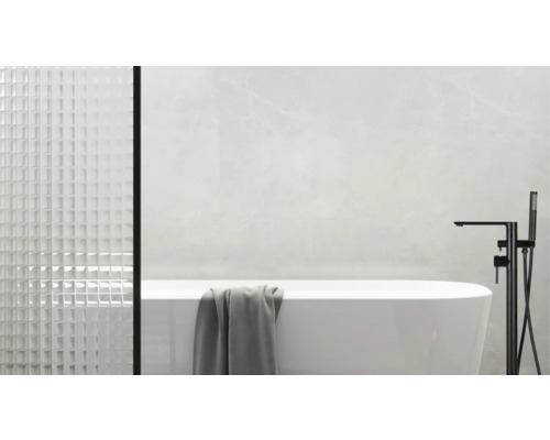 Modernes Badezimmer mit Badewanne, Armatur und Mosaikfliesen