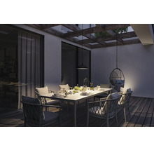 Terrasse avec table à manger, chaises, suspension et fauteuil suspendu