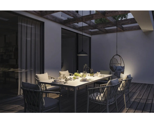 Terrasse avec table à manger, chaises, suspension et fauteuil suspendu
