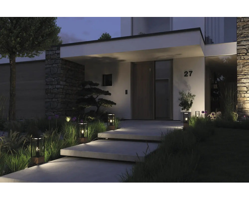 Espace d''entrée éclairé d''une maison avec escaliers et luminaires extérieurs décoratifs