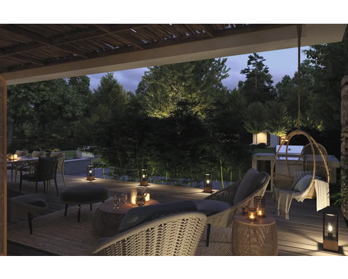 Scène de jardin en soirée avec mobilier de jardin, suspension et éclairage