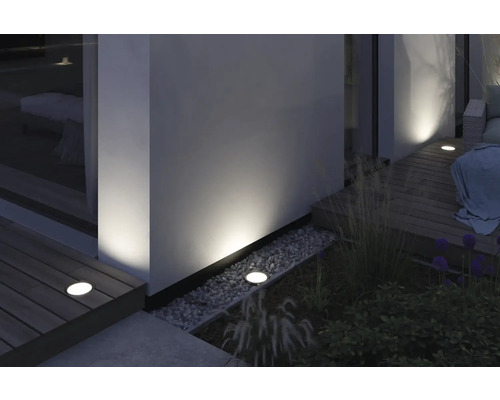 Scène avec spots de sol intégrés pour l''éclairage extérieur d''une maison.