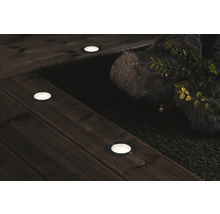 Spots encastrables au sol sur une terrasse en bois