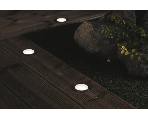 Spots encastrables au sol sur une terrasse en bois