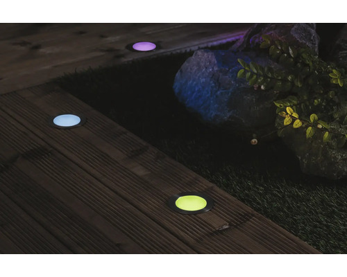 Scène avec spots encastrés dans le sol sur une terrasse en bois