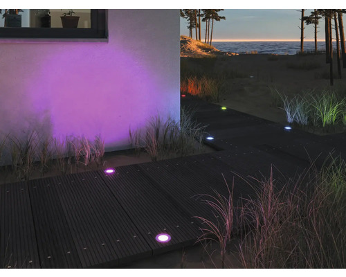 Terrasse avec spots de sol encastrés colorés, espace extérieur de nuit