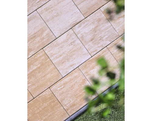 Verlegung von Pflastersteinen im Aussenbereich mit Rasen