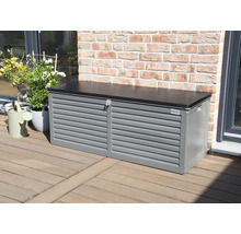 Coffre de jardin en plastique sur une terrasse en bois