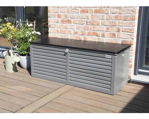 Coffre de jardin en plastique sur une terrasse en bois