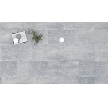 Sol carrelé avec plante, magazine et verre
