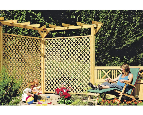 Clôture en bois avec treillis et enfants jouant dans le jardin