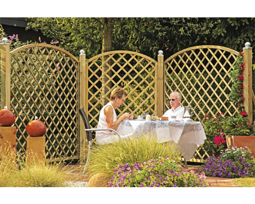 Szene im Garten mit Holzzaun und zwei Personen am Tisch