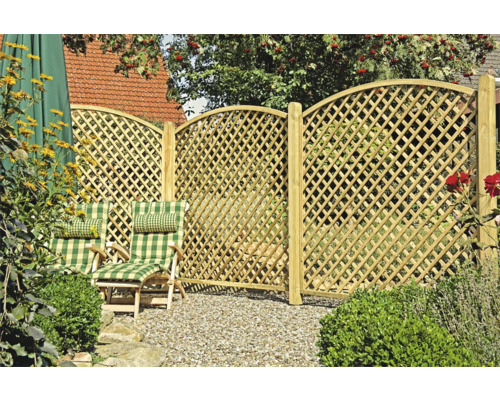 Clôture en bois avec treillis et mobilier de jardin