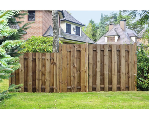 Clôture en bois dans le jardin