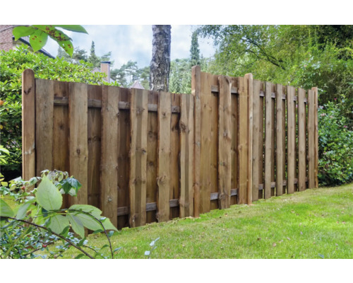 Clôture en bois dans le jardin
