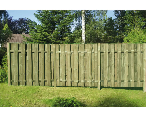 Clôture en bois dans le jardin